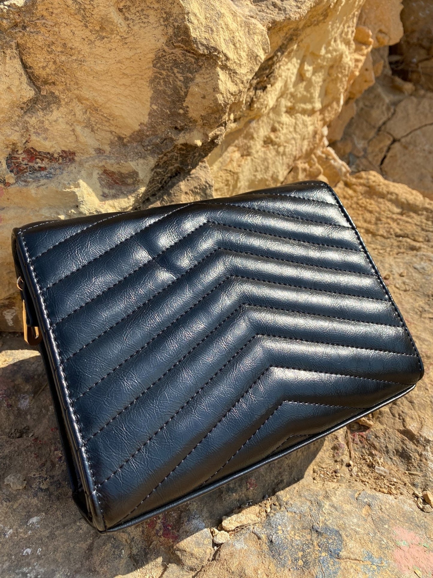 Quilted Everyday Crossbody Bag – Black Minimalist Edition