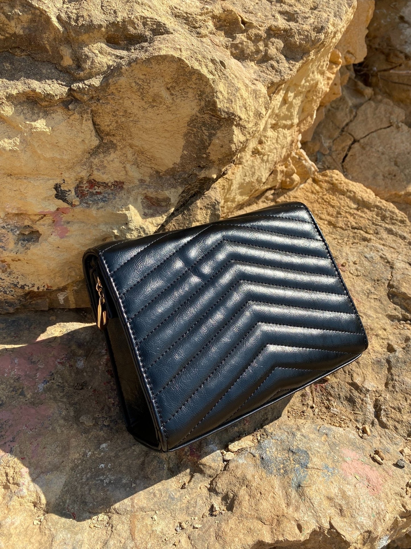 Quilted Everyday Crossbody Bag – Black Minimalist Edition