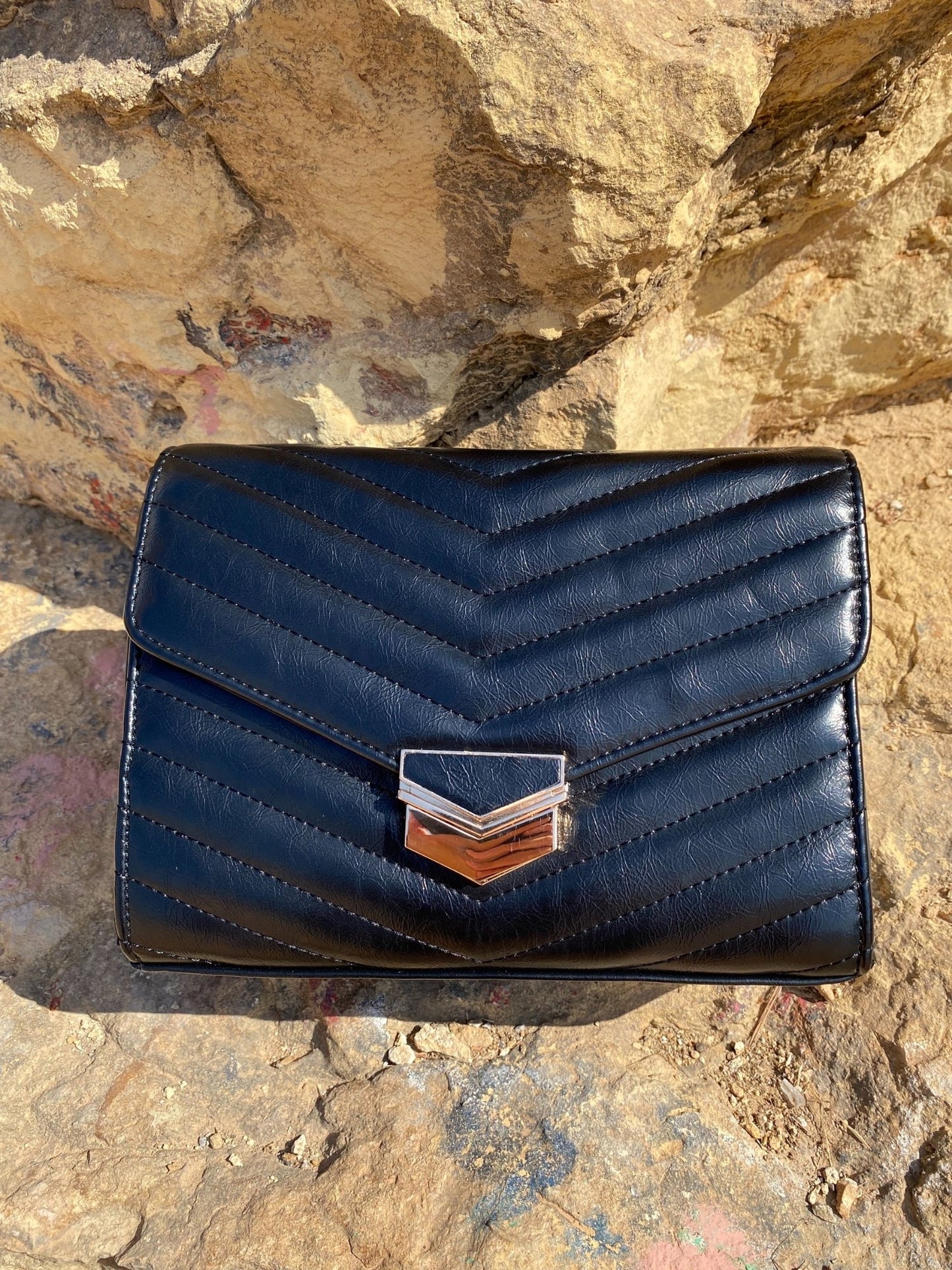 Quilted Everyday Crossbody Bag – Black Minimalist Edition