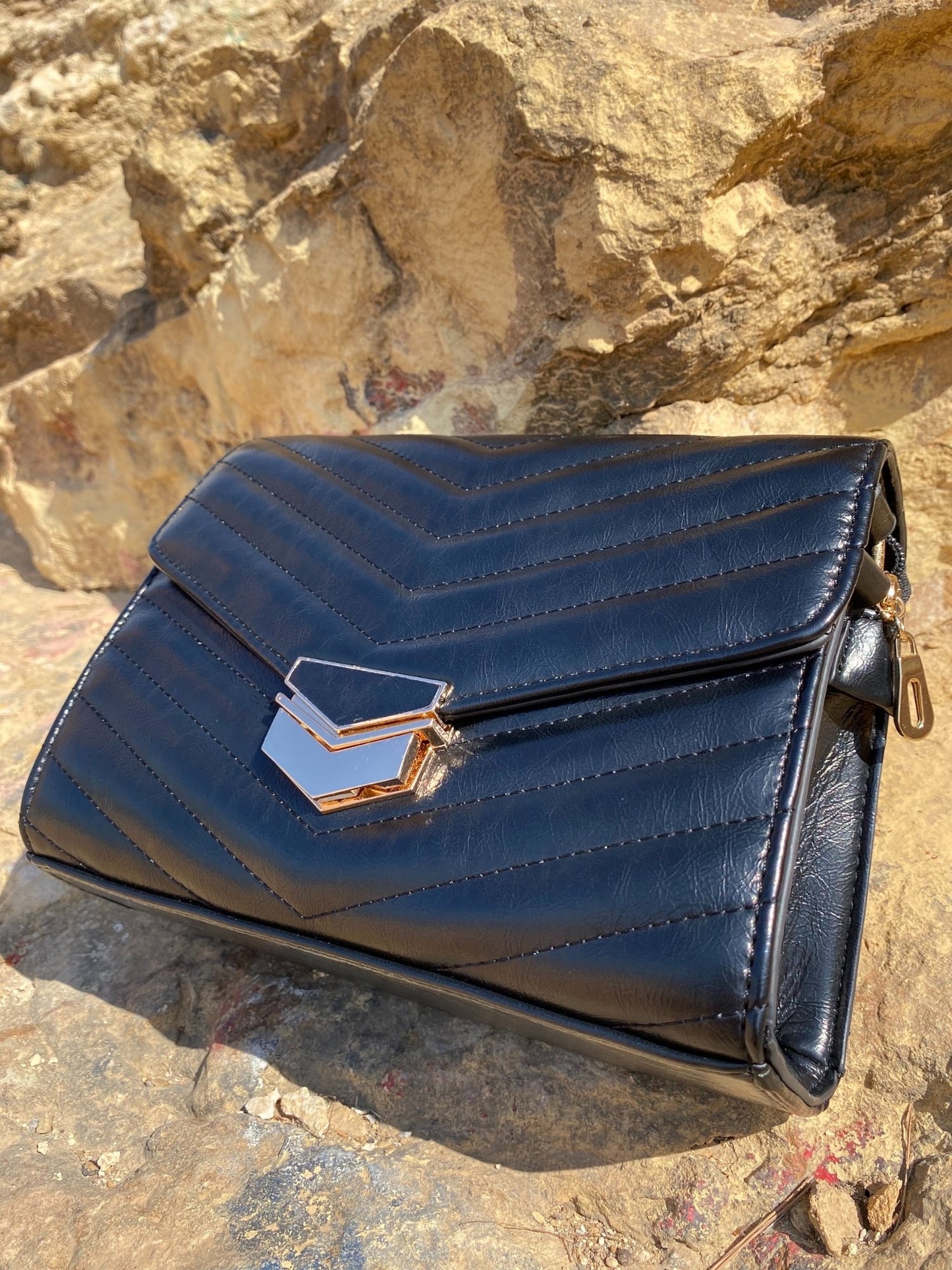 Quilted Everyday Crossbody Bag – Black Minimalist Edition