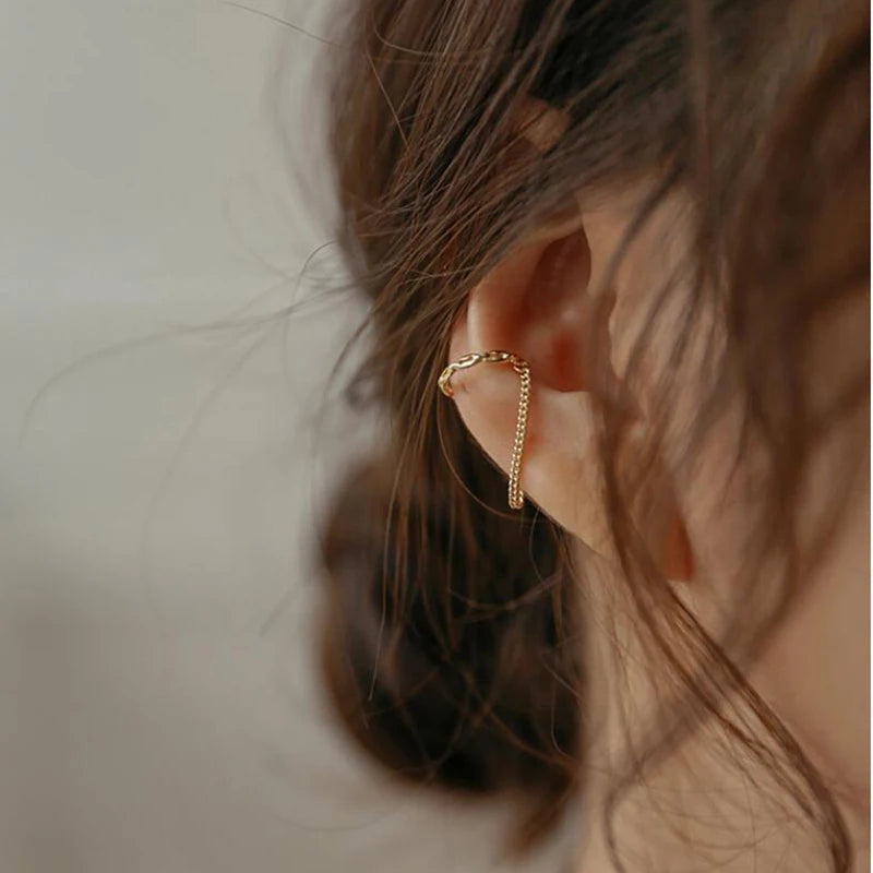 Minimalist No-Piercing Ear Cuff with Chain – Gold