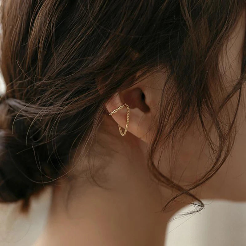 Minimalist No-Piercing Ear Cuff with Chain – Gold