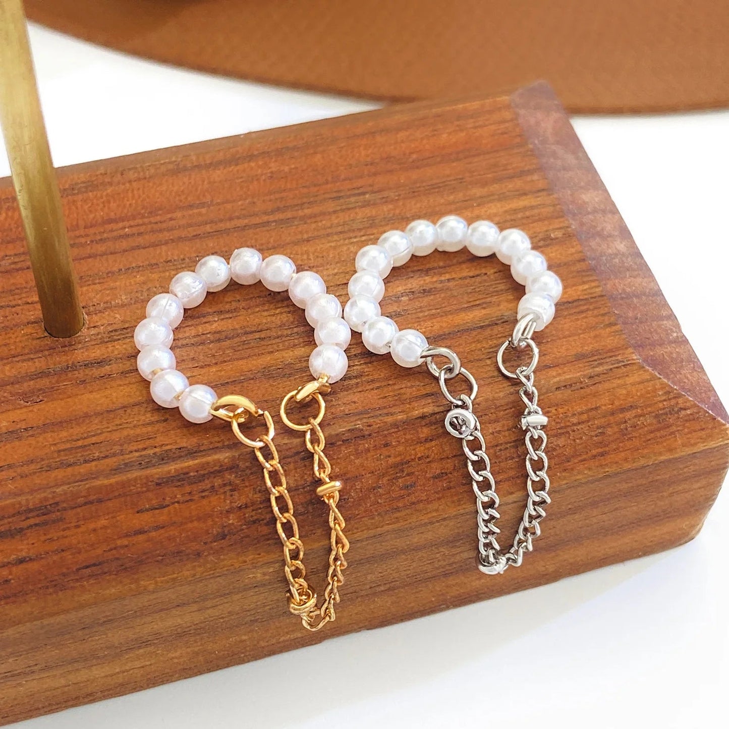 Minimalist No-Piercing Ear Cuff with Chain – Gold