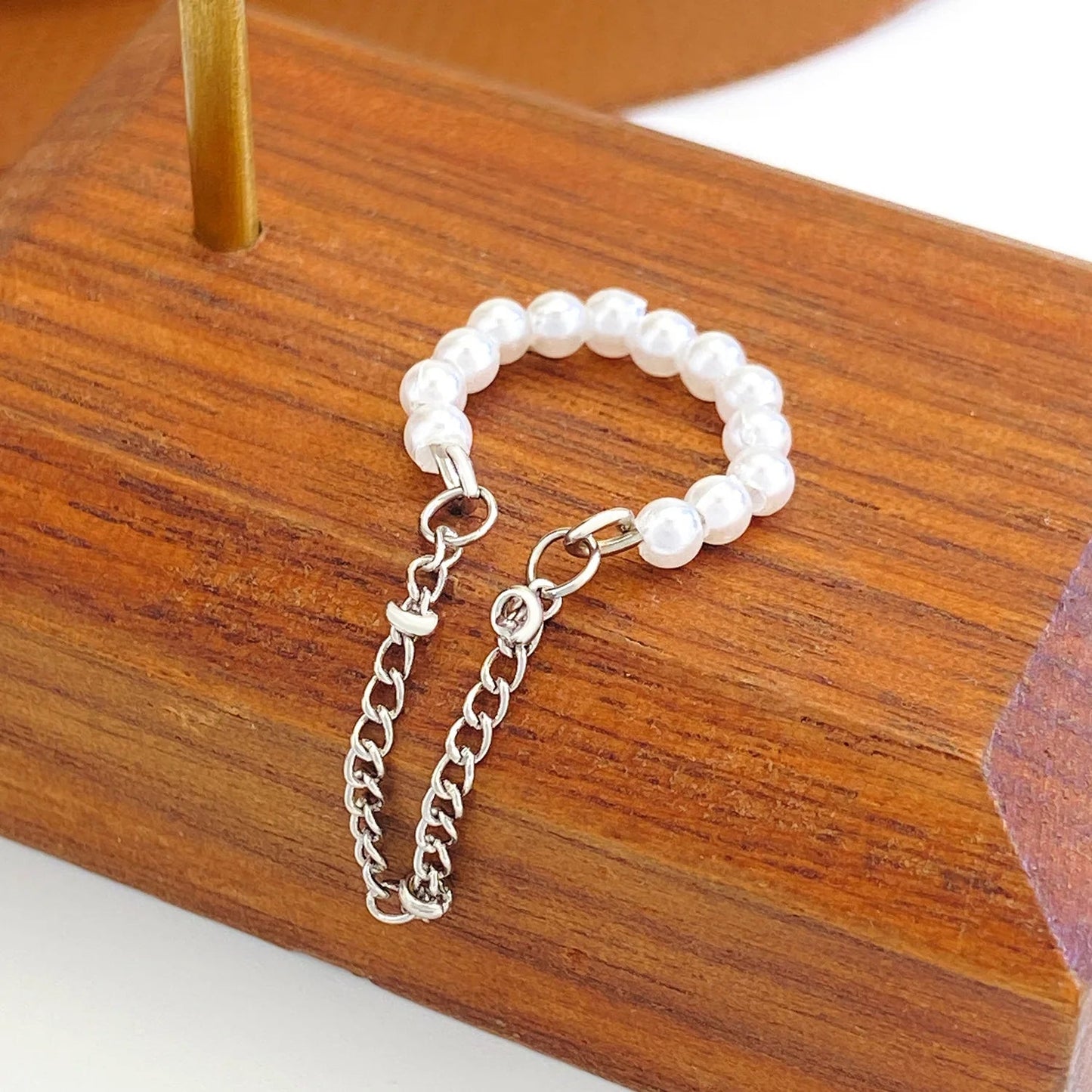 Minimalist No-Piercing Ear Cuff with Chain – Gold