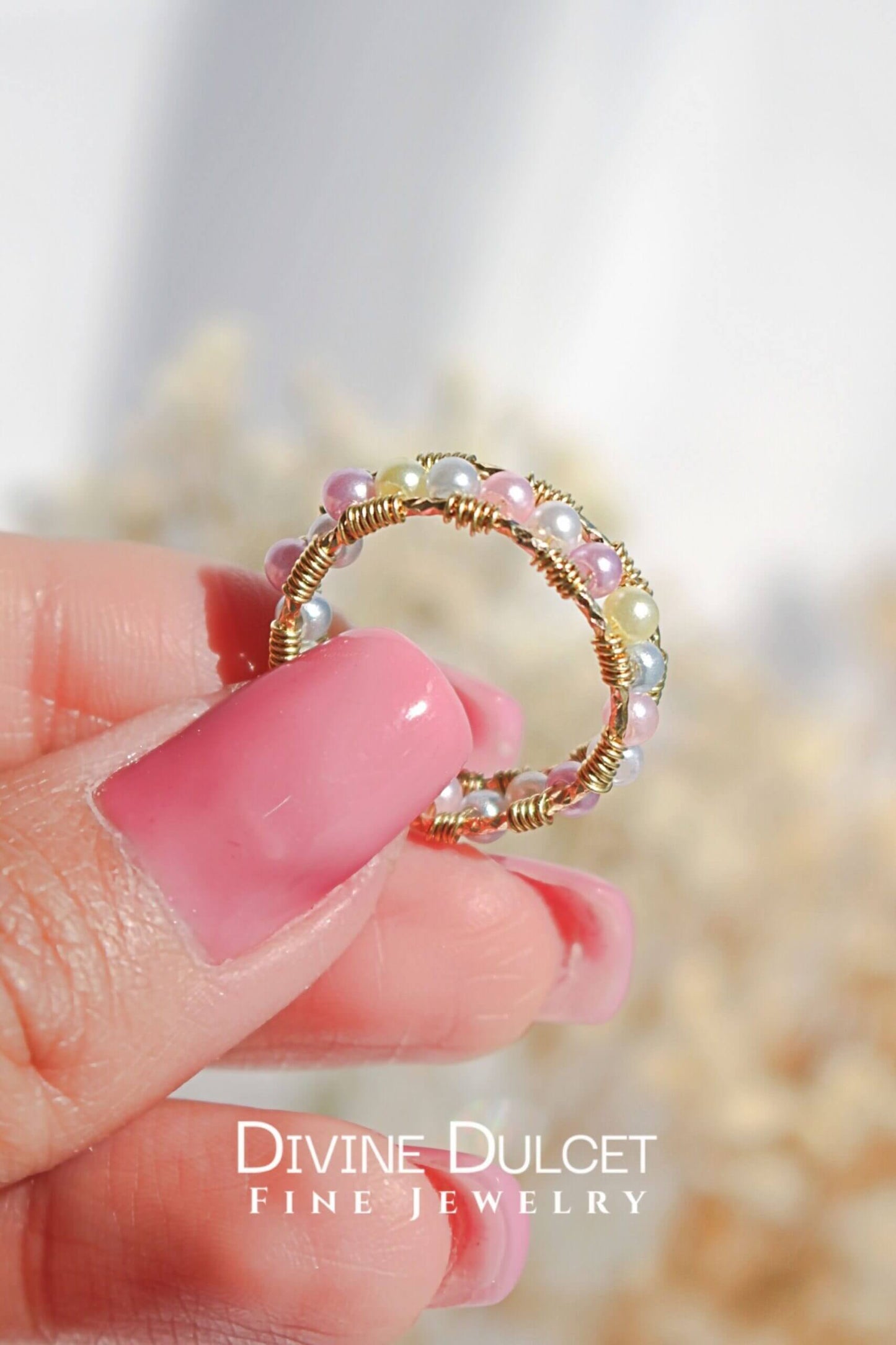 18 karat forgyldt håndkablet armbåndsring med pastelfarvet regnbue